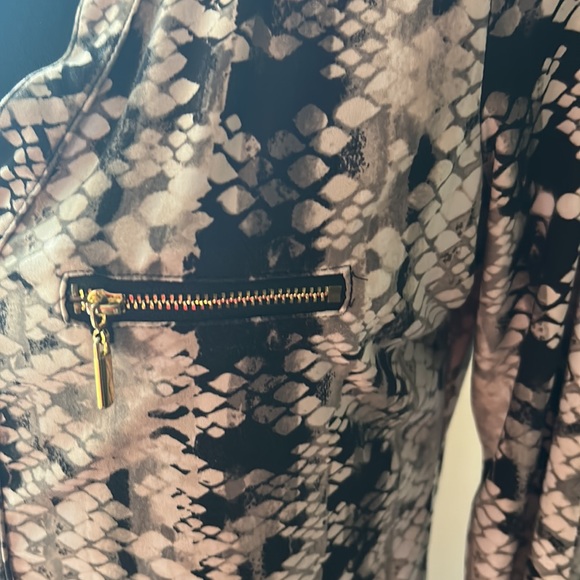 International Concepts snake print pullover shirt w/ gold accent faux pockets - Picture 7 of 13